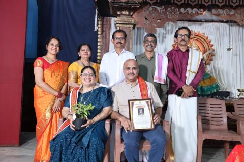 ಶೈಕ್ಷಣಿಕ ಸಾಧಕರ ಪರವಾಗಿ, ಅವರ ಪೋಷಕರಿಗೆ ಸನ್ಮಾನ ಸ್ವೀಕಾರ